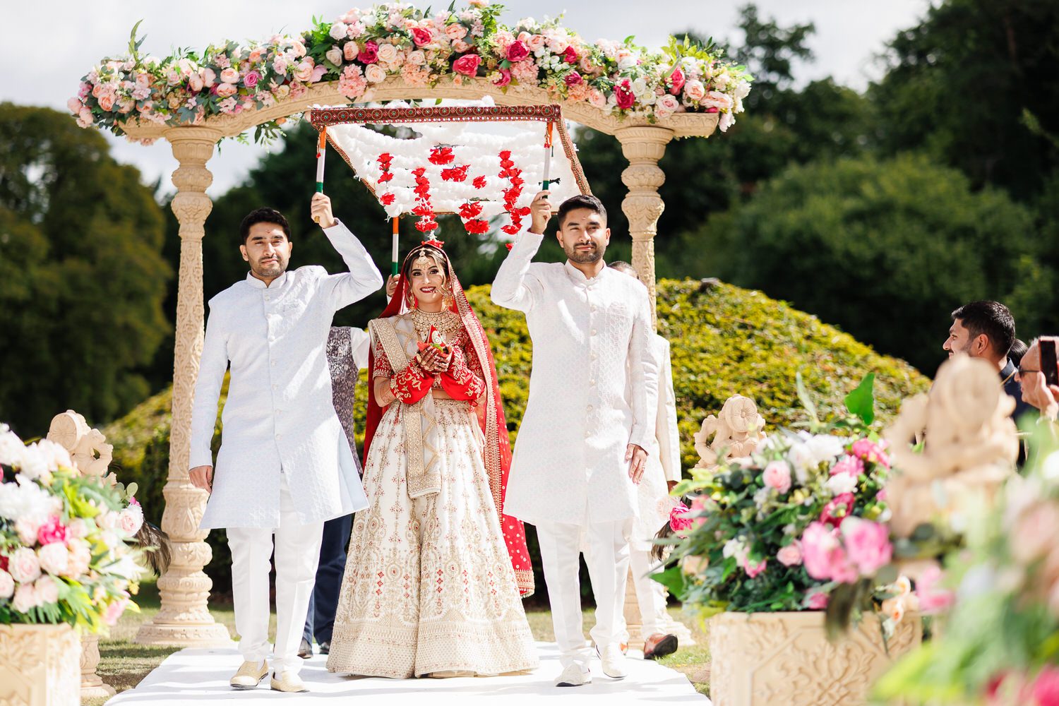 Arrival of the bride during Hindu wedding