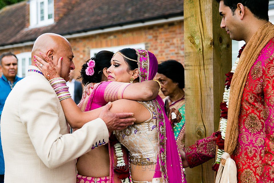 Bride hugging mother and father during vidhai