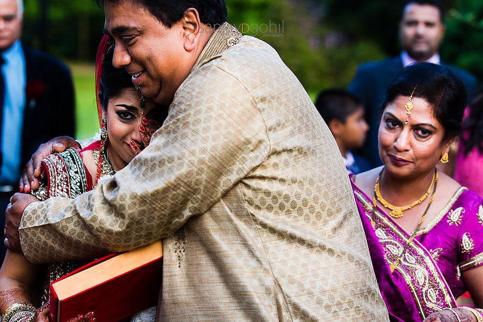 Bride hugging dad during vidhai