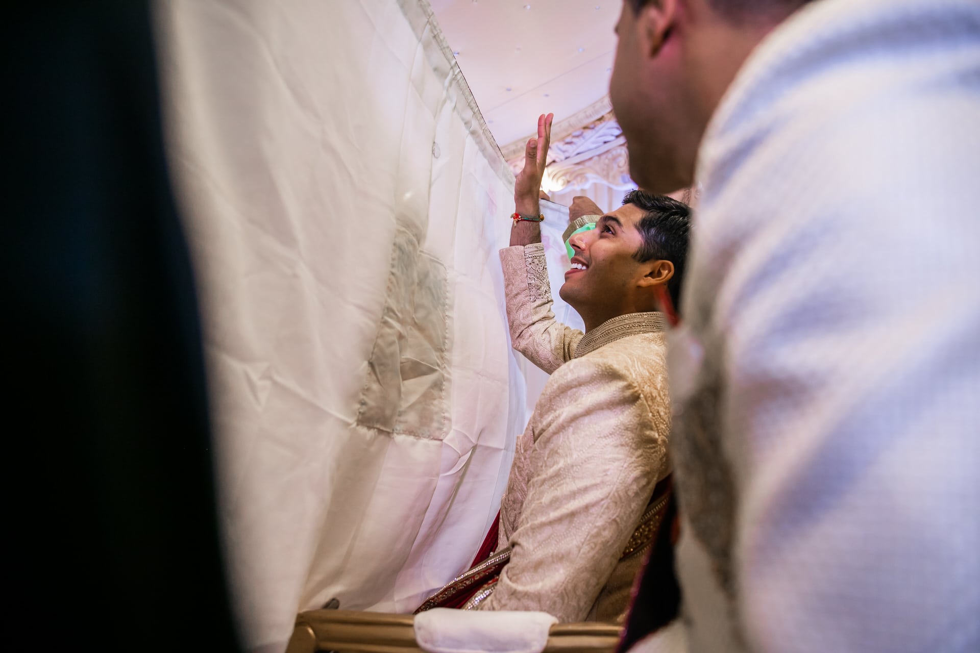 Indian groom behind the antaphat