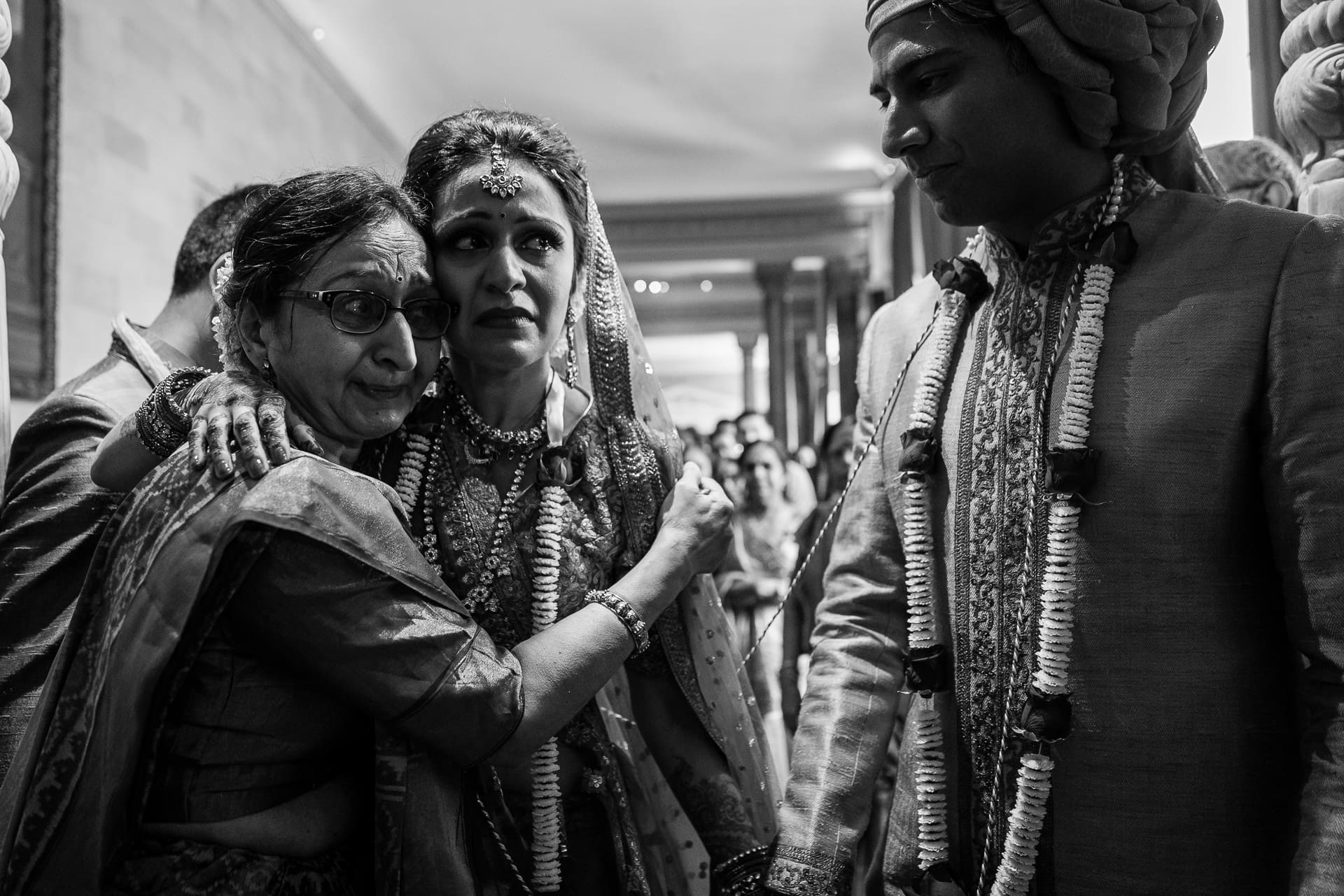 Bride hugging mother during Vidhai