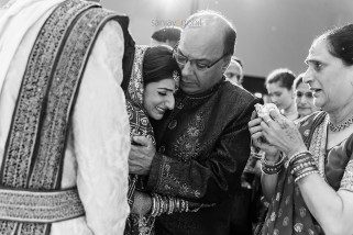 Bride and father crying during the vidhai ceremony
