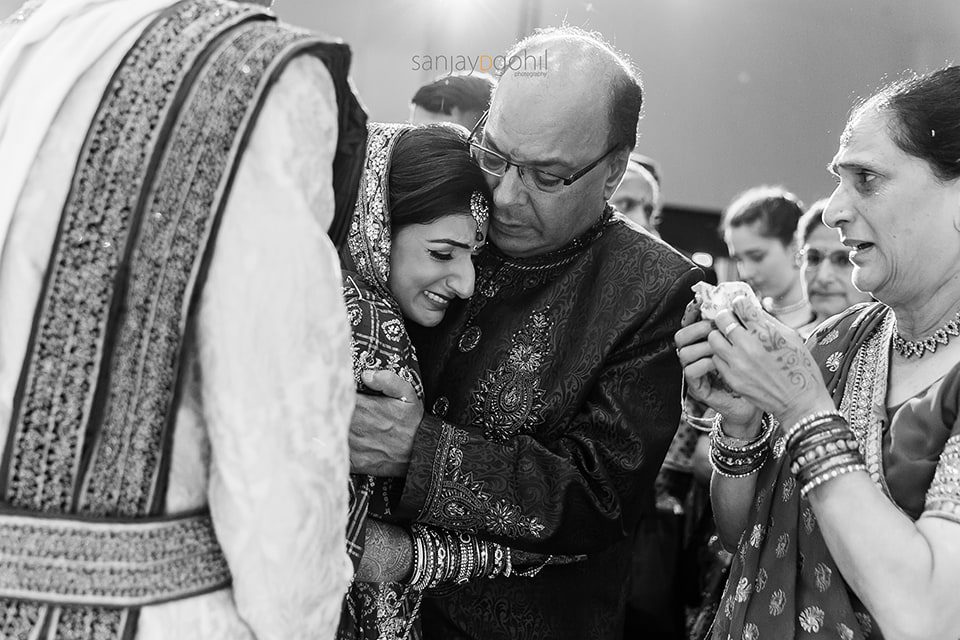 Bride and father crying during the vidhai ceremony 